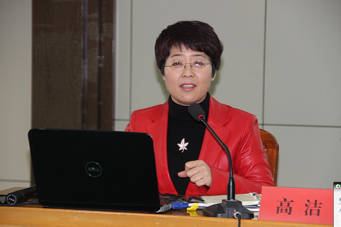 市政协副主席高洁主讲干部职工跟随高主席一起做放松运动　 干部职工跟随